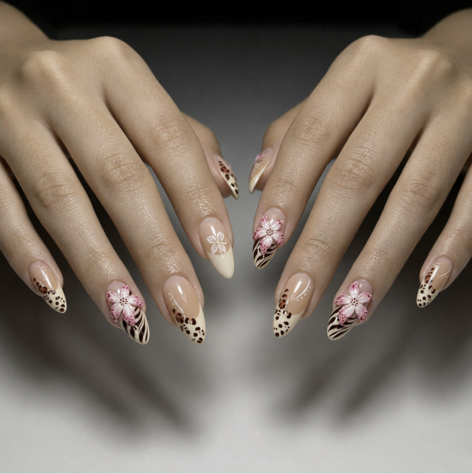 Kunstnägel mit Floralem Design und Elegantem Spitzenlook Brehn