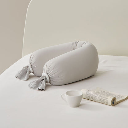Ergonomisches Nackenstützkissen mit weichem Stretch‑Bezug und verstellbaren Knotenenden