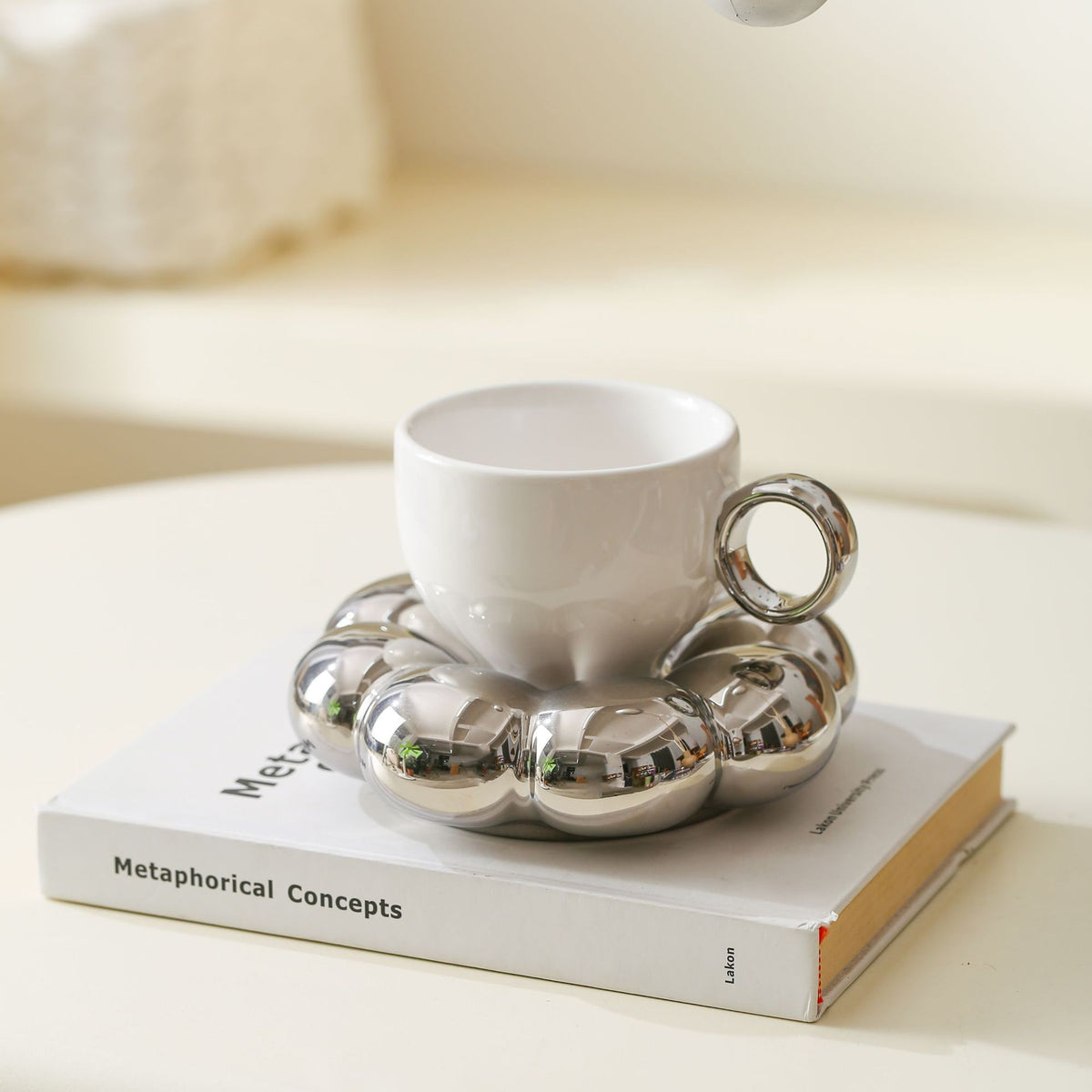 Keramikbecher mit skulpturaler Bubble-Untertasse