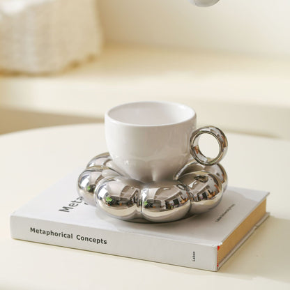 Keramikbecher mit skulpturaler Bubble-Untertasse