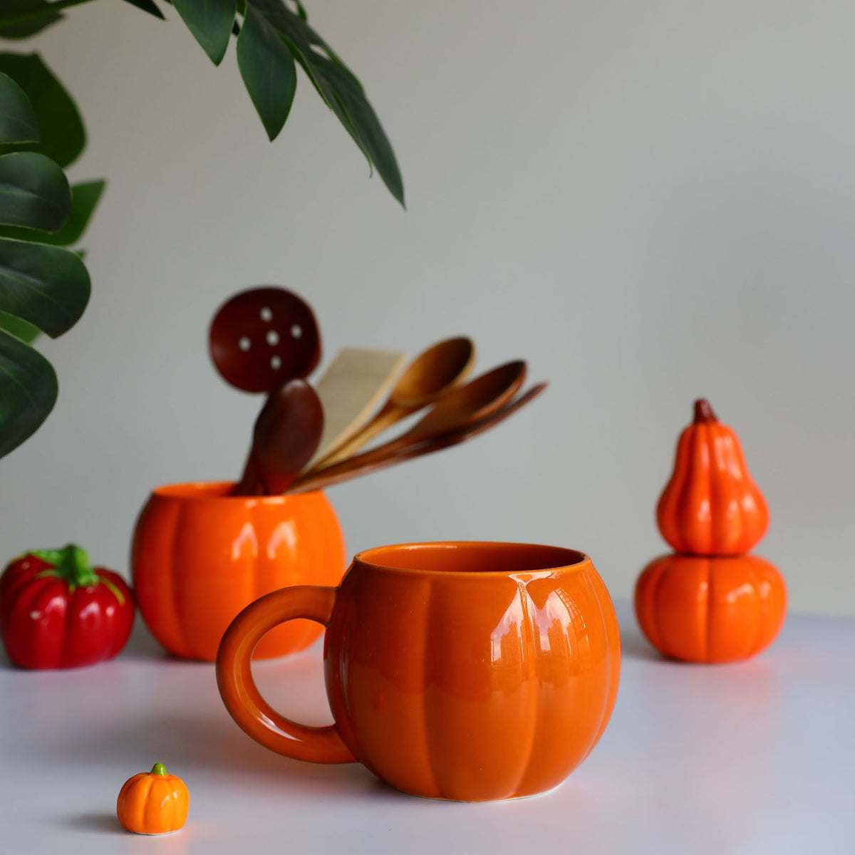 Keramikbecher mit ergonomischem Griff und geriffelter Ballonform