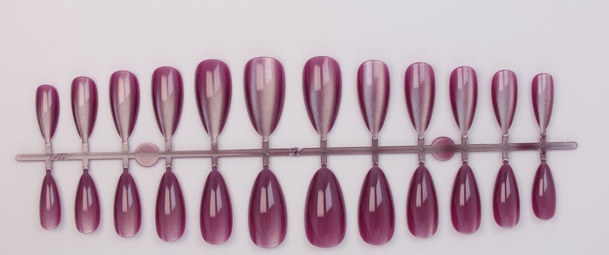 Kunstnagelset mit schimmernden Designs Brehn