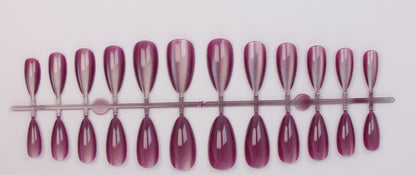 Kunstnagelset mit schimmernden Designs Brehn