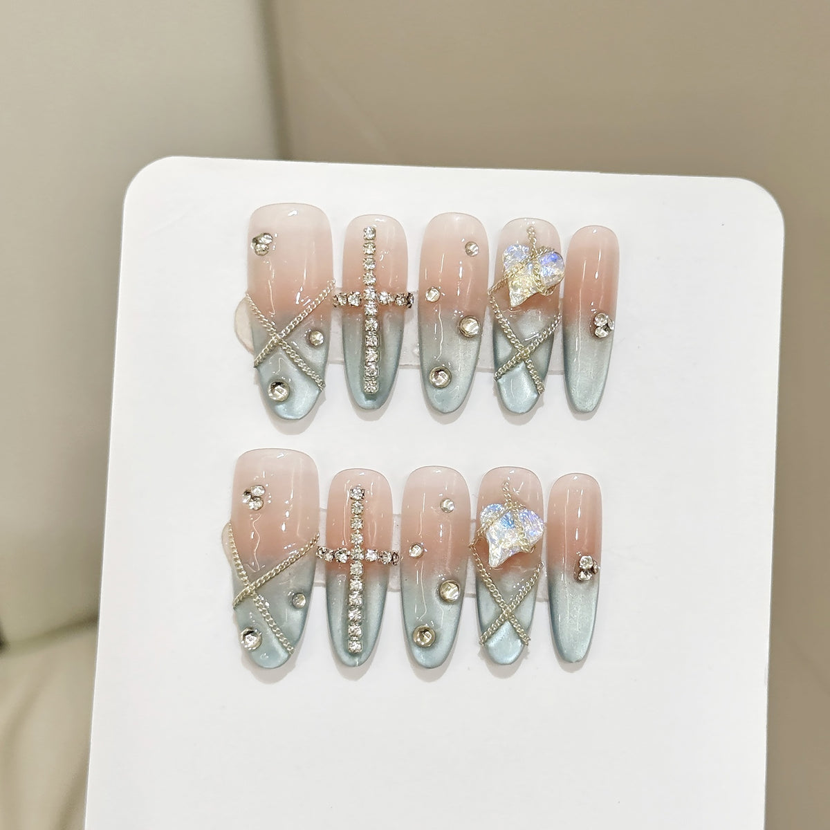 Dekoratives Press-On Nagelkunstset mit eleganten Strassakzenten