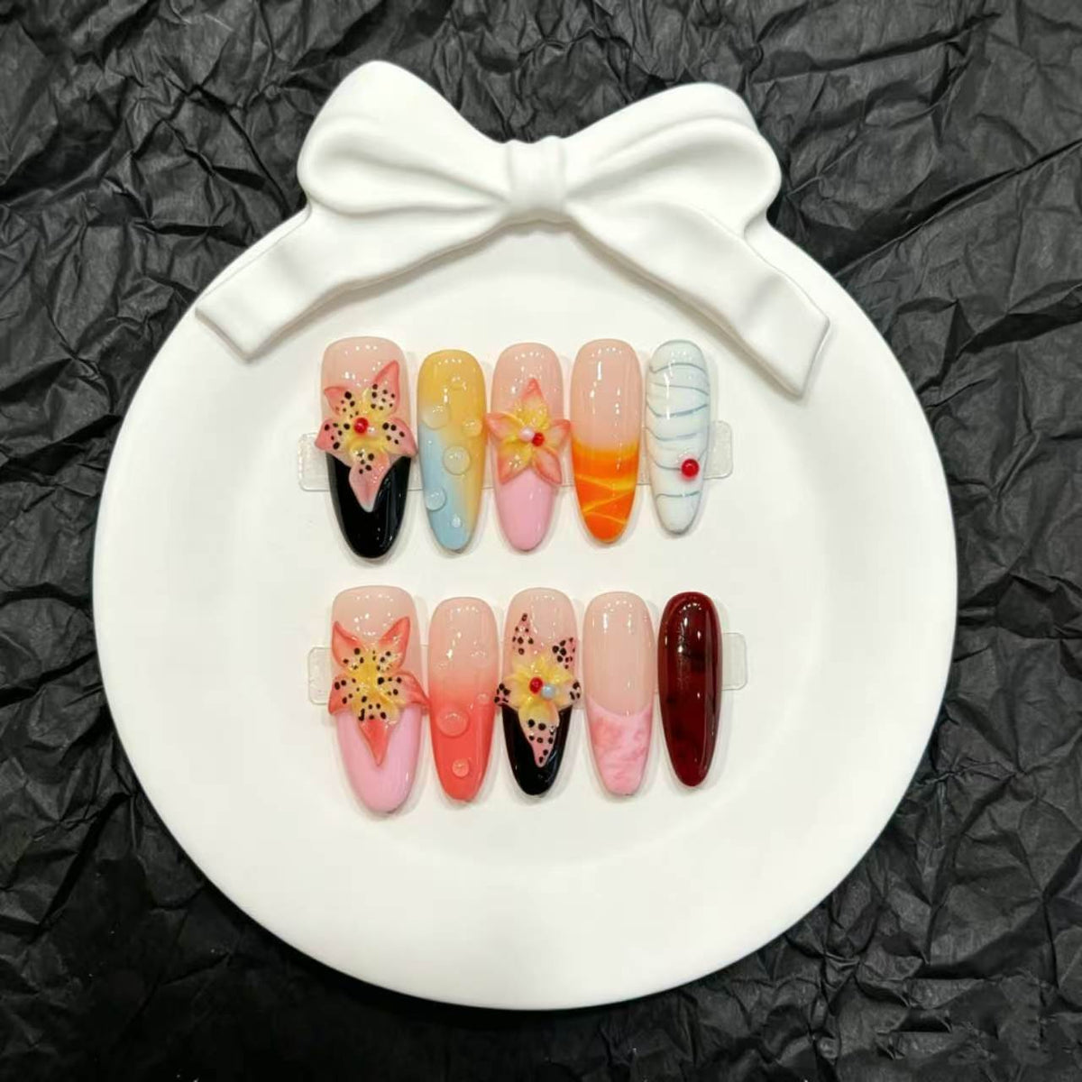 Künstlerisches Press-On-Nagelset mit floralen Motiven
