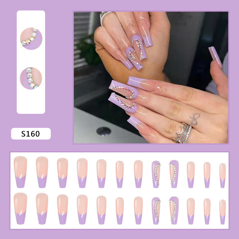 Kunstnagelset mit funkelnden Herzen und eleganten Glitzerakzenten Brehn