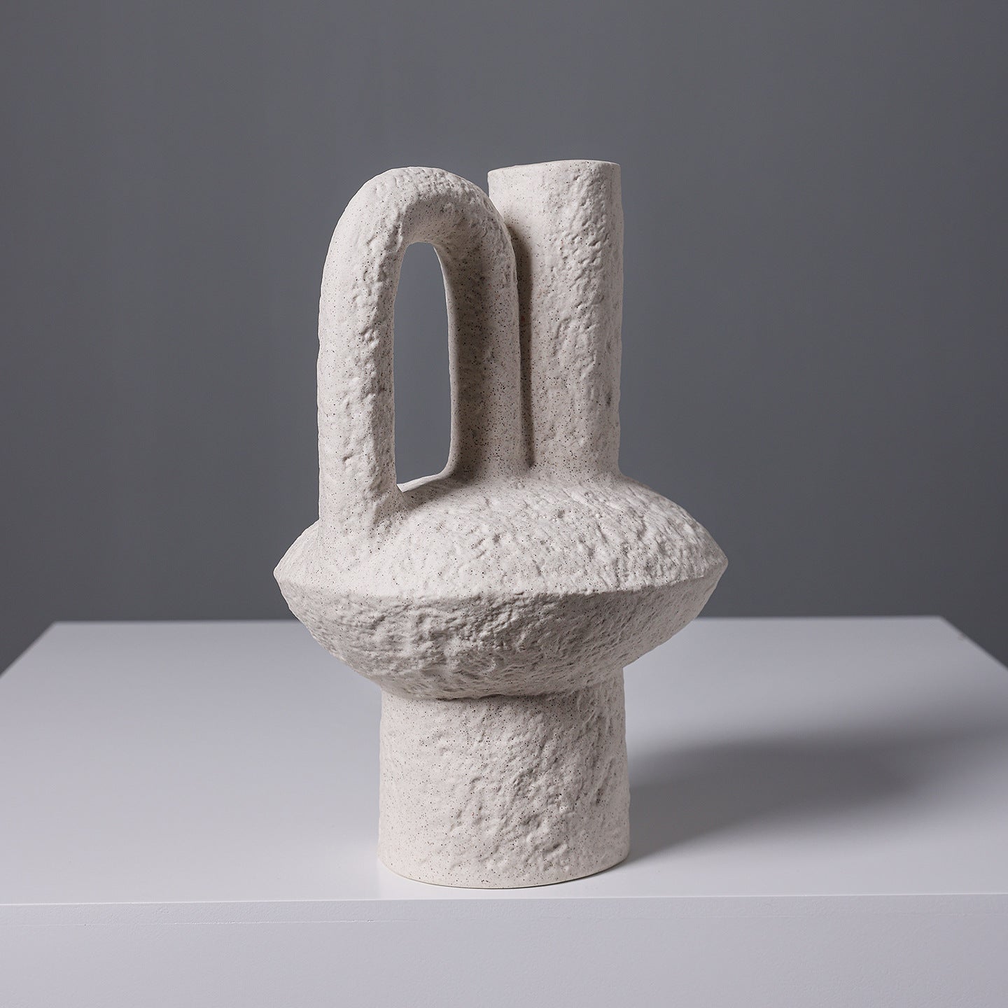 Abstrakt geformte dekorative Keramikvase