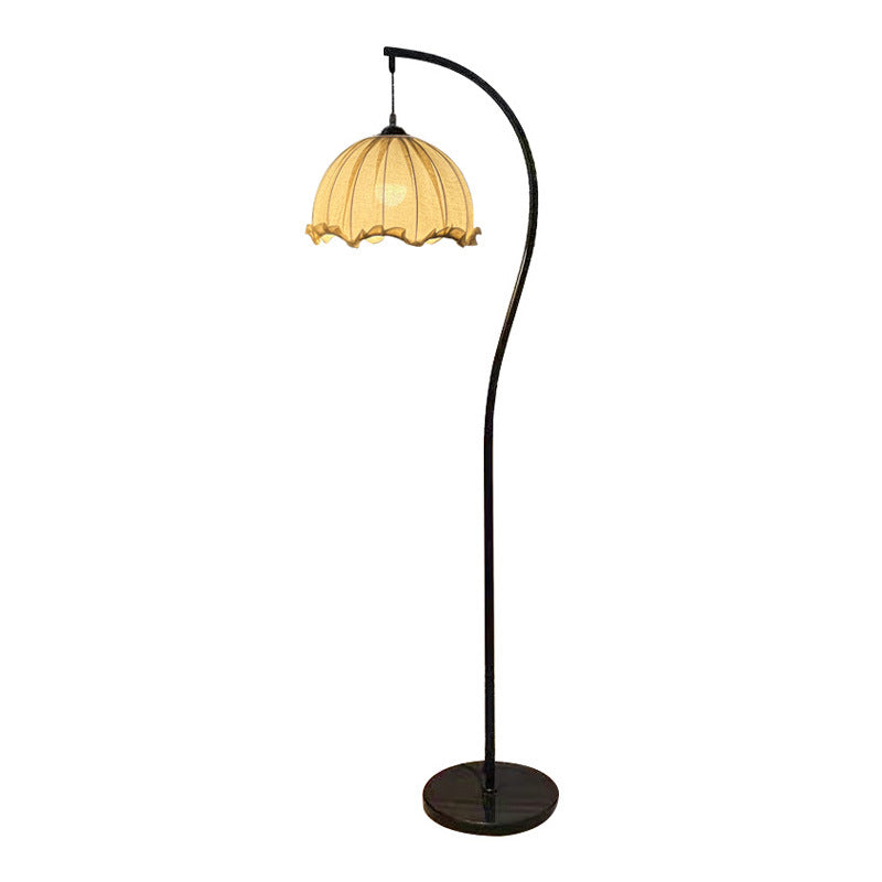 Stylische Bogen-Stehlampe mit integriertem Beistelltisch
