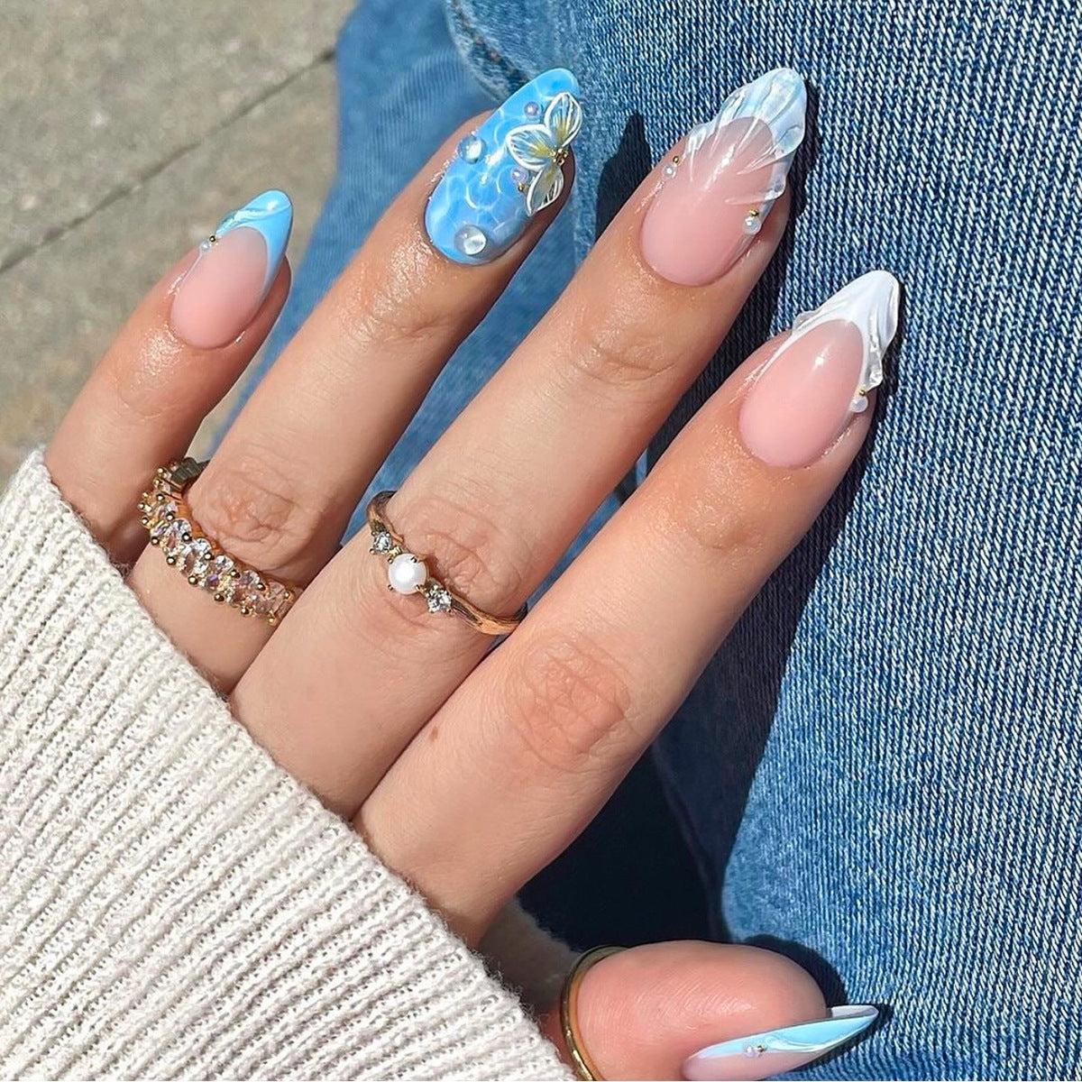 Kunstvolle Nagelkunst mit floralem Design und Glitzer Brehn