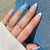 Kunstvolle Nagelkunst mit floralem Design und Glitzer Brehn