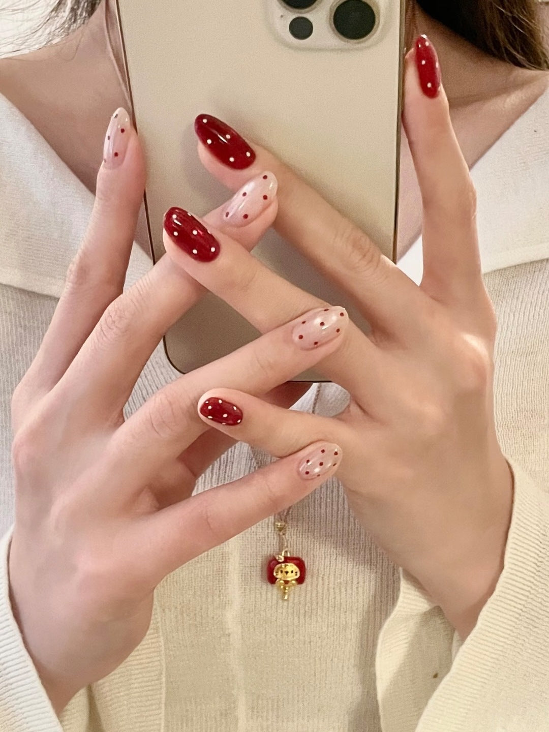 Künstlerisches Press-On-Nagelkunstset mit Punkten und glänzendem Finish