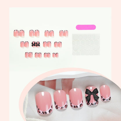 Kunstnagelset mit verspielten Mustern Brehn