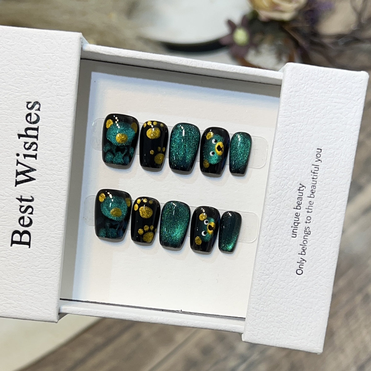 Künstlerisches Press-On-Nagelset mit verspielten Blumen- und Glitzerakzenten Brehn