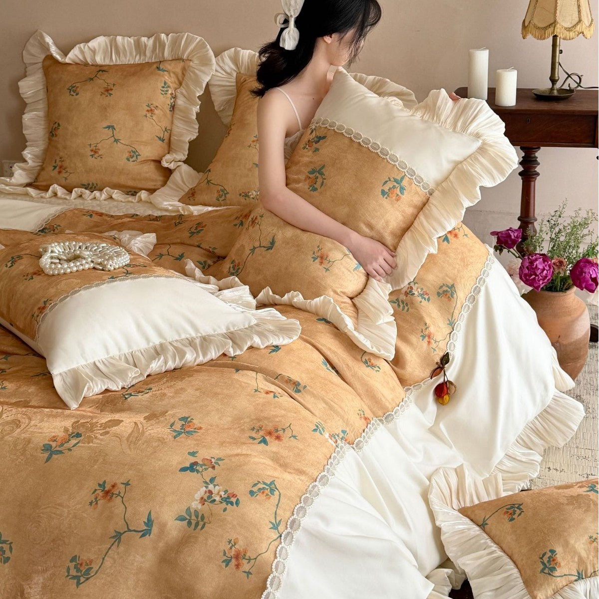 Vintage Floral Rüschende Bettbezug-Set mit gewelltem Spitzenabschluss & gerafften Kissenbezügen