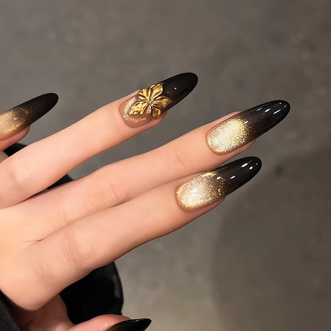 Glamouröse Kunstnägel mit Filigranen Blüten- und Glitzereffekten Brehn