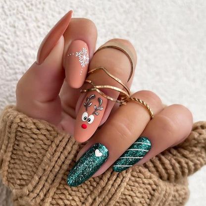 Kunstnagelset mit festlichem Winterthema Brehn