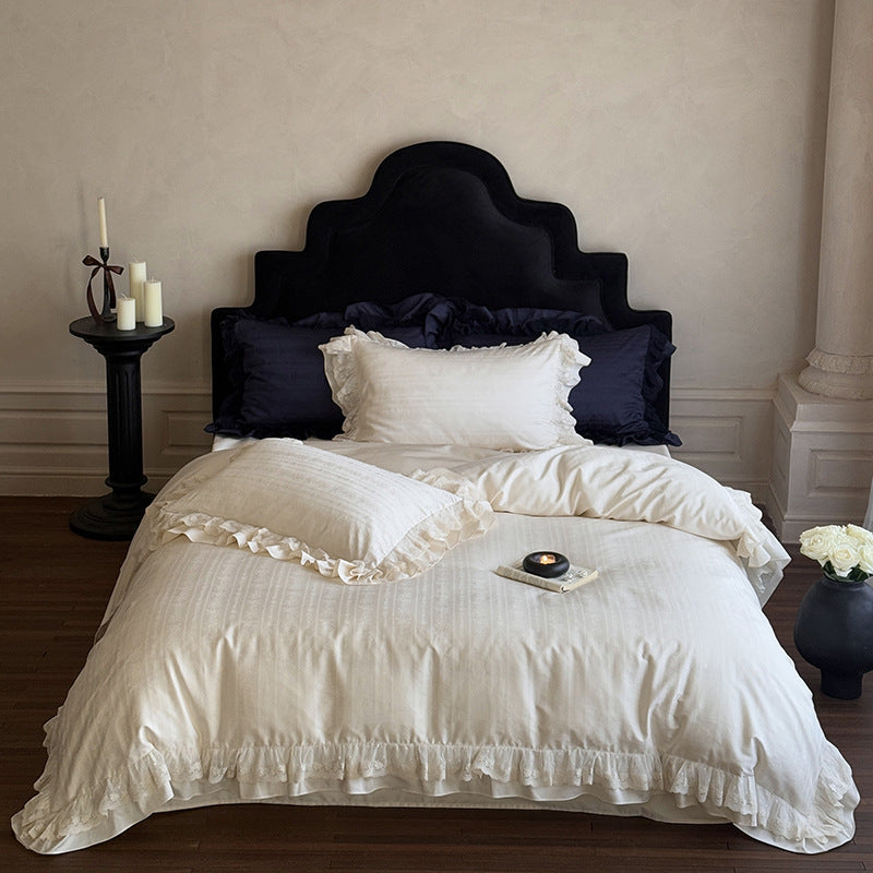 Elegantes Bettwäscheset mit Rüschenvolant, feiner Jacquardstruktur und Spitzenbesatz