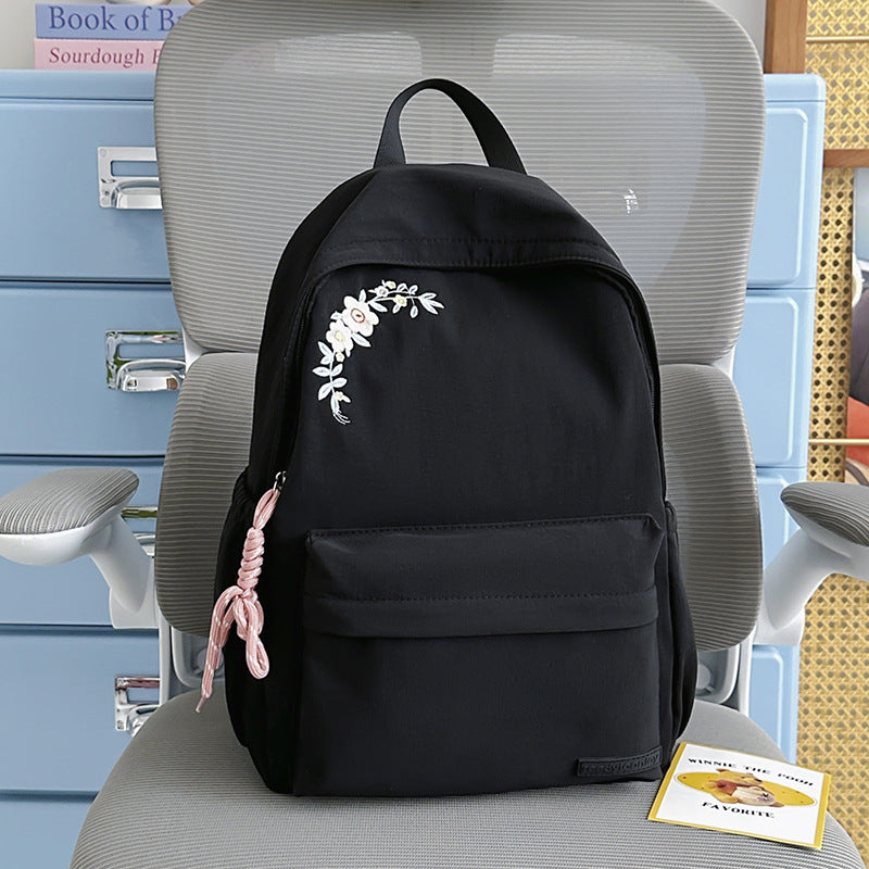 Blumenbestickter Schulrucksack
