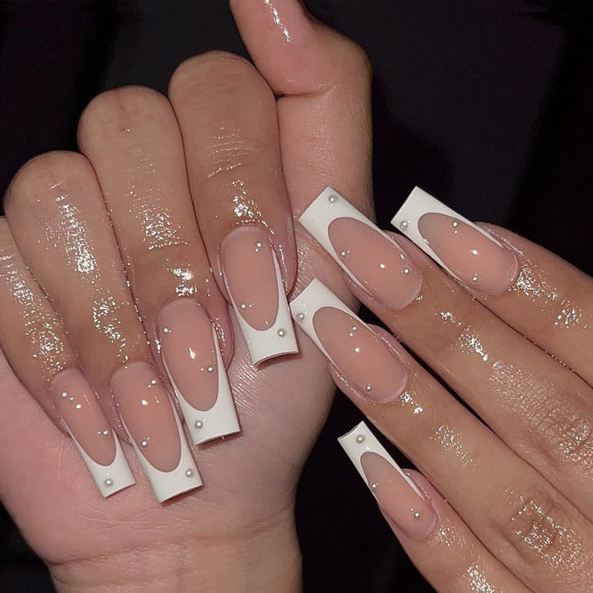 Künstliche Nagelspitzen mit eleganten Perlenakzenten Brehn