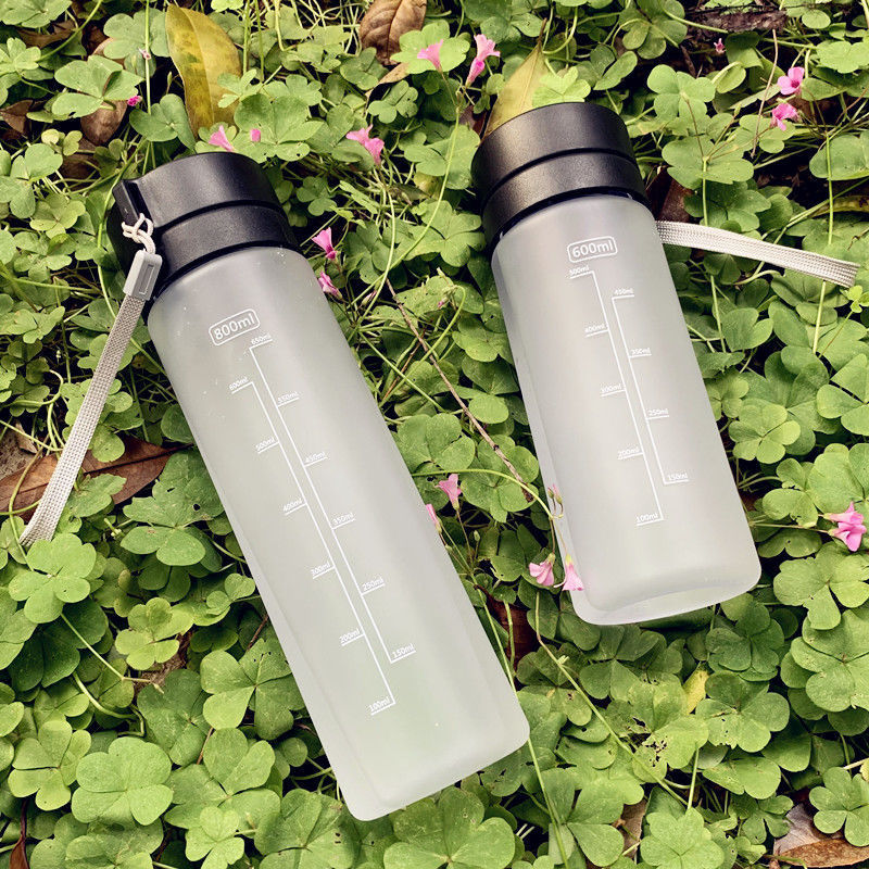 Damen tragbare Wasserflasche mit praktischem Reinigungssystem Brehn