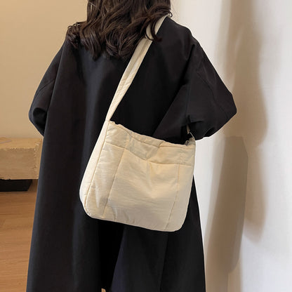 Leichte gestepfte Schultertasche