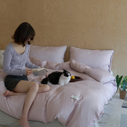 Satin-Feel Baumwollsatin Bettwäsche Set mit gesticktem Katzenmotiv und kontrastierenden Paspeln
