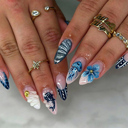 Kunstnägel mit maritimem Design und 3D-Blumenakzenten Brehn