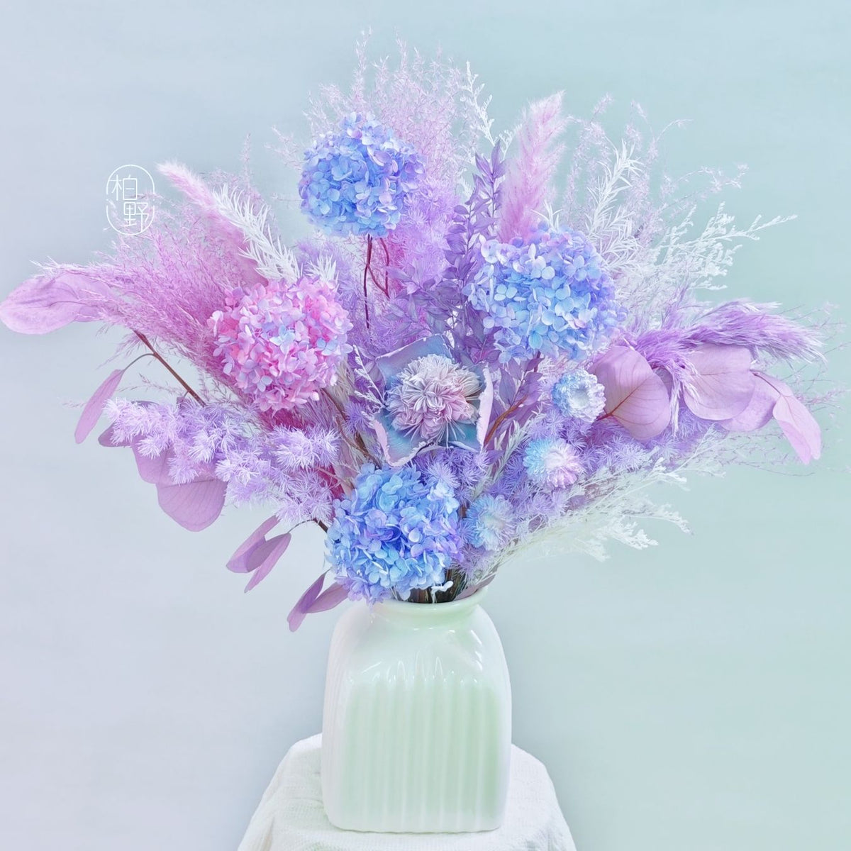 Lebhaftes Blumenarrangement als Mittelpunkt