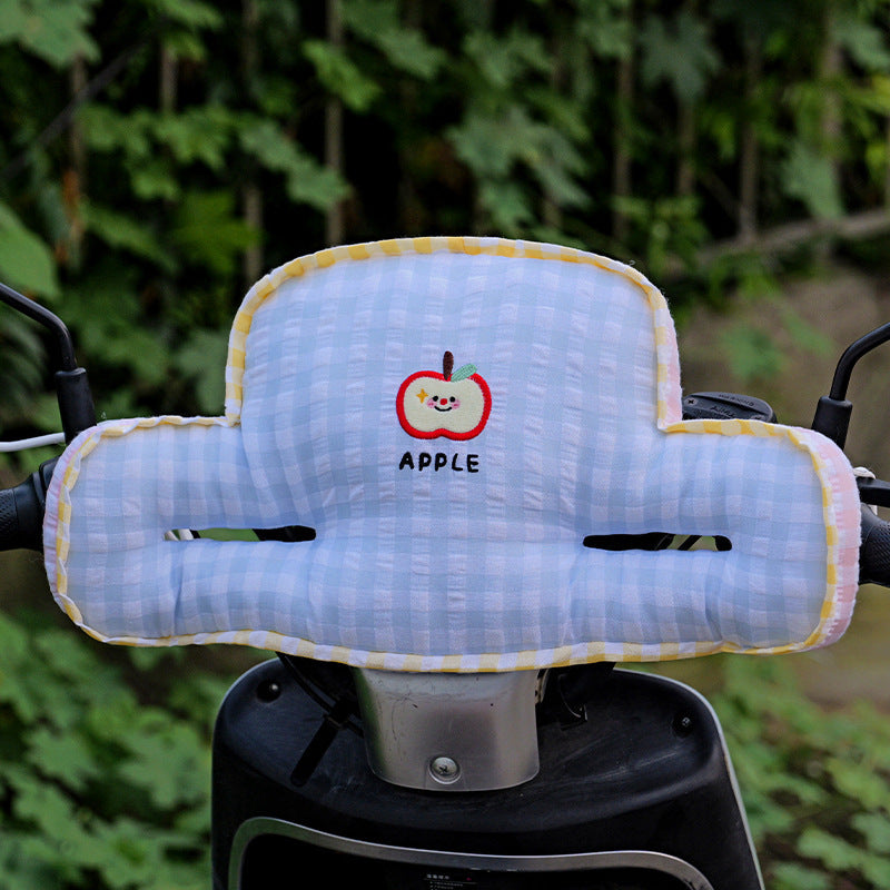 Gepolstertes Kindersitz‑Rückenpolster im Apfel‑Plüschdesign mit seitlichen Armstützen