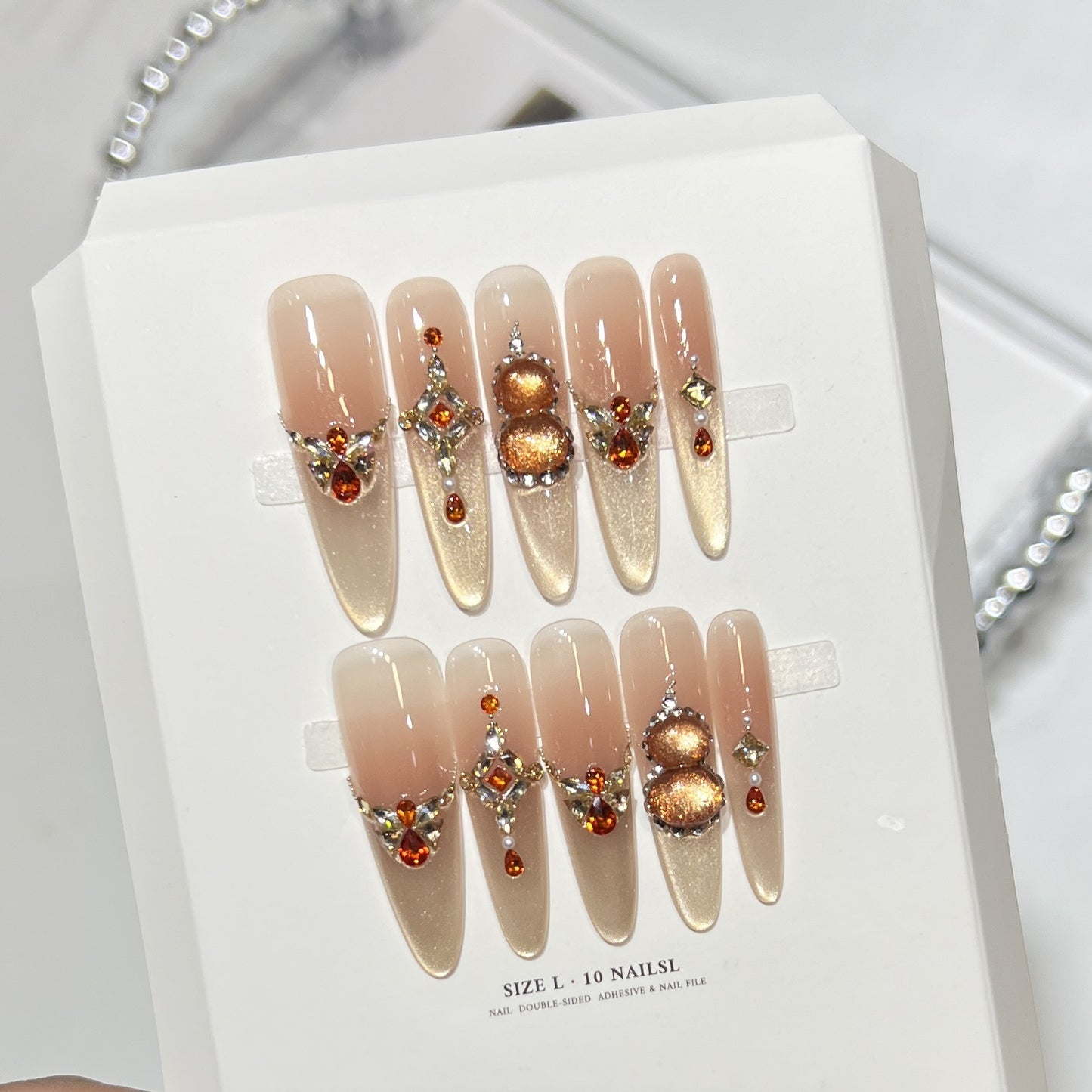 Dekorativer Stiletto Press-On Nagelset mit Edelsteinakzenten Brehn 1788224085