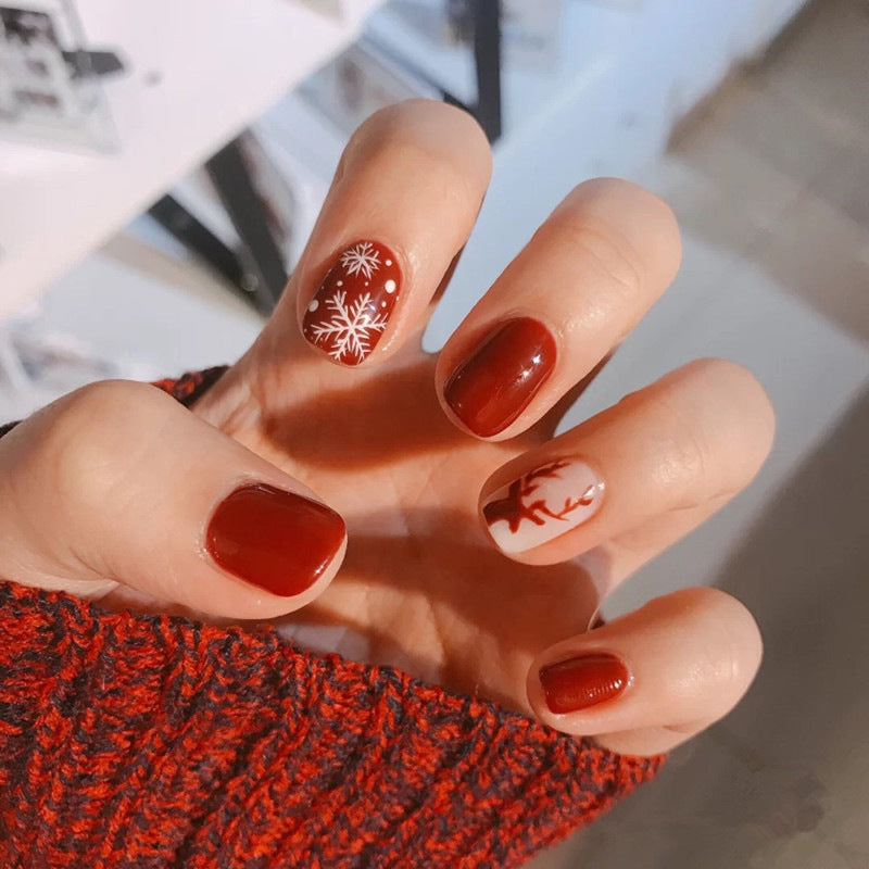 Kreatives Kunstnagelset mit Glitzer- und eleganten Muster Akzenten Brehn