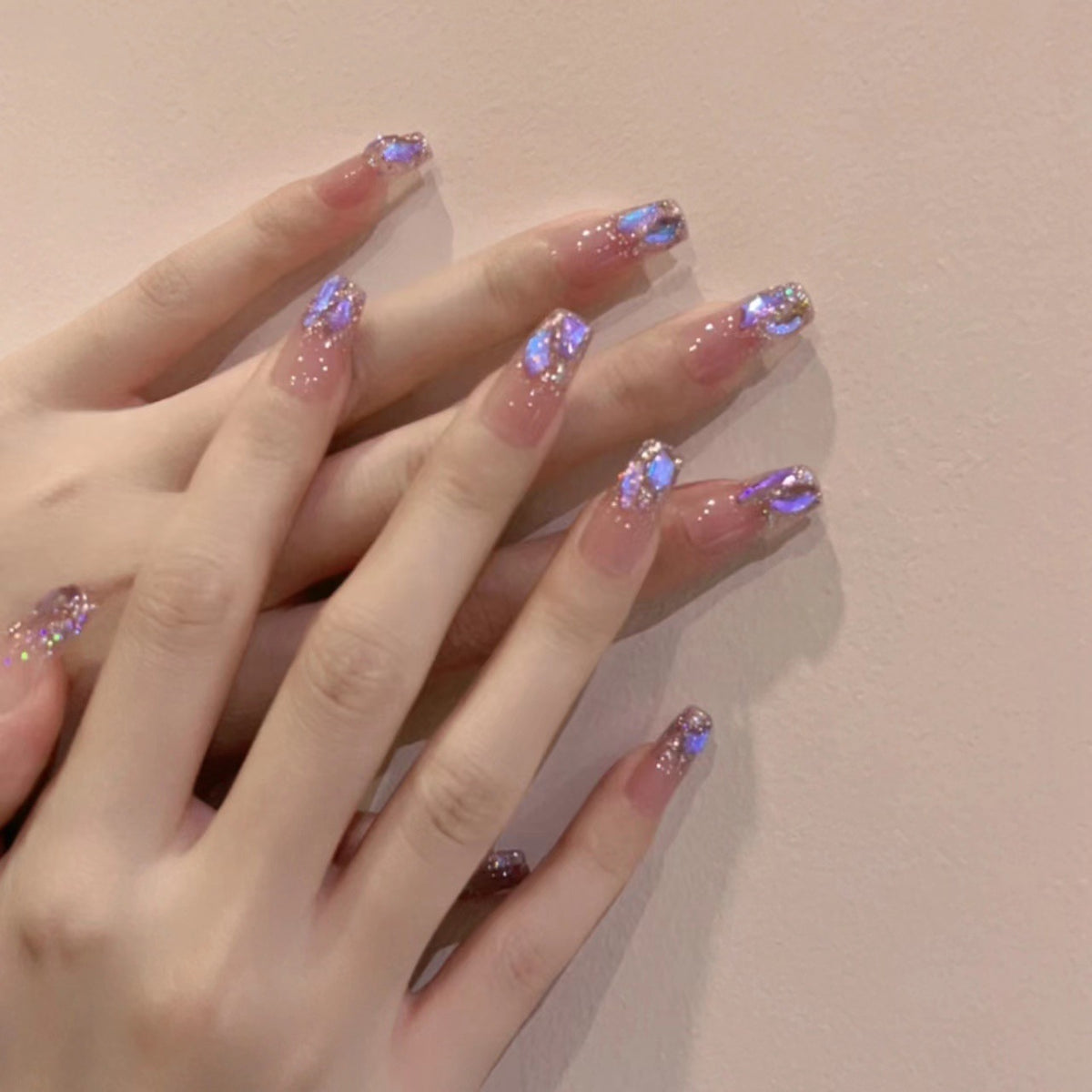 Kunstnagelset mit glamourösen Glitzerakzenten und eleganten Elemente Brehn