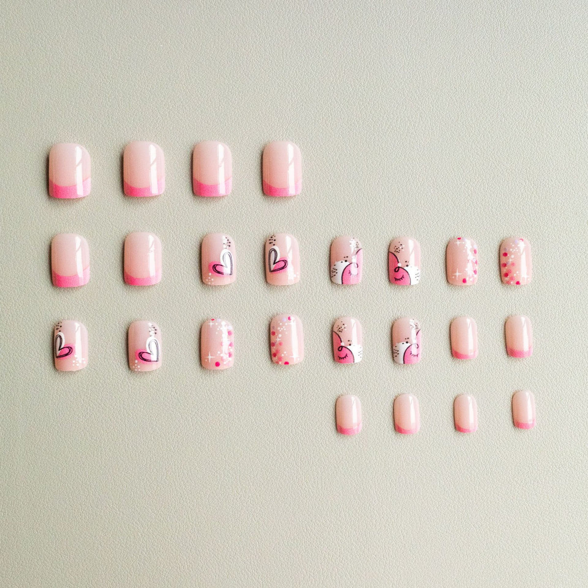 Künstlerisches Nail Art Kit mit Herz- und Funkeldesigns