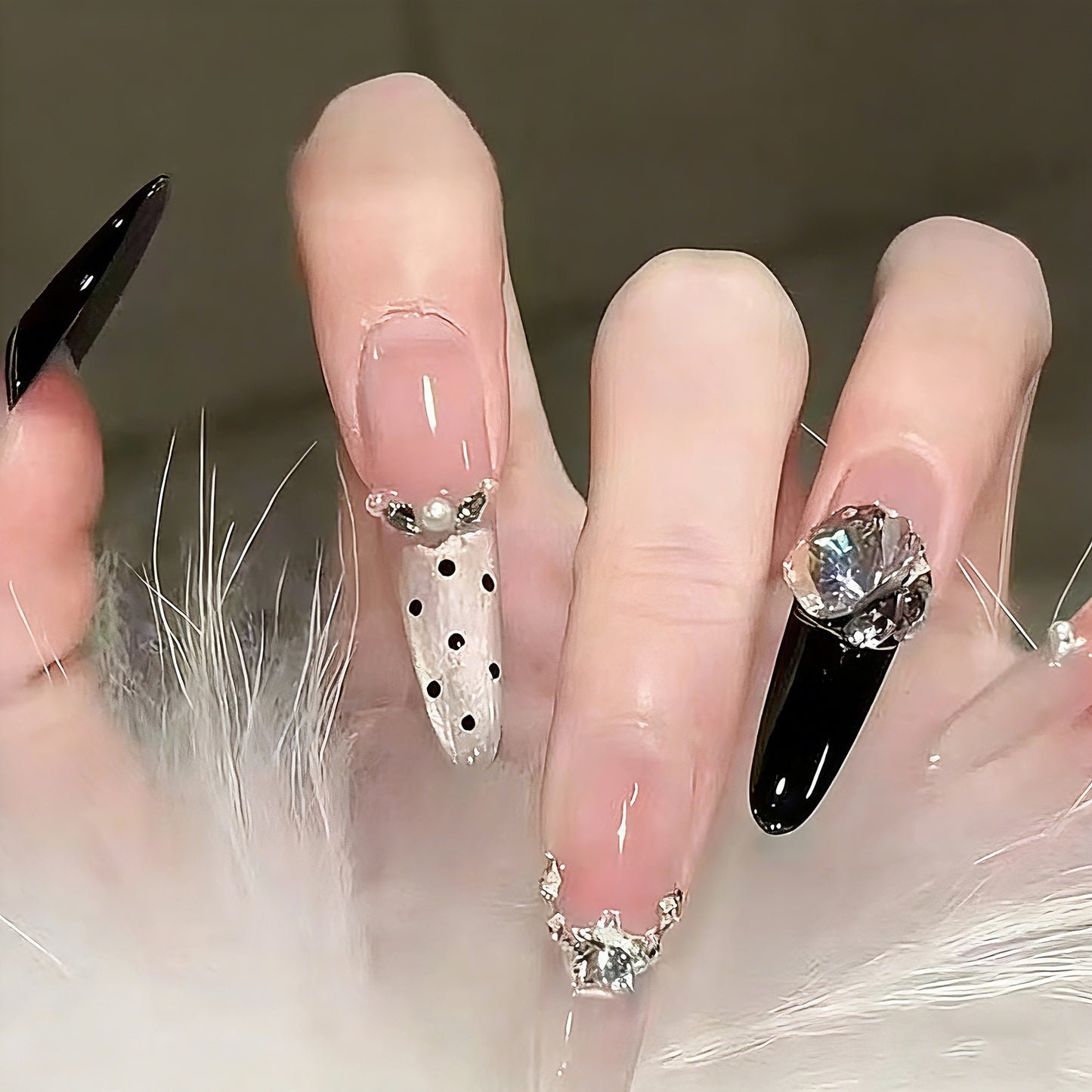 Kunstnagelset mit elegantem Glitzer- und 3D-Applikationen Brehn