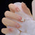 Kunstnagelset mit eleganten Perlen- und Glitzerakzenten Brehn