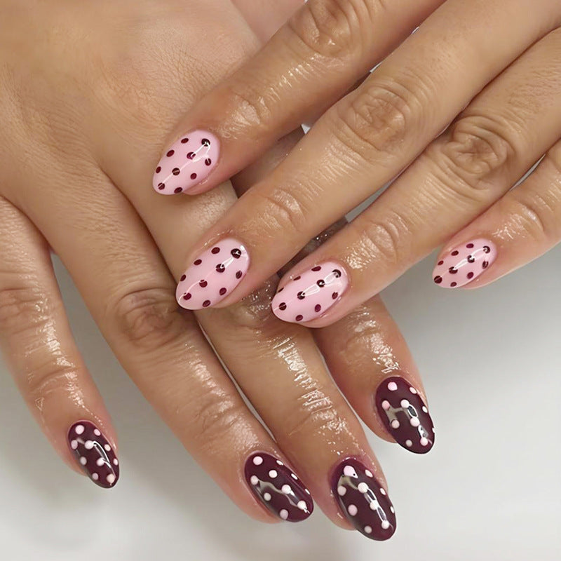 Kunstnagelset mit eleganten Punkten und trendigem Design Brehn