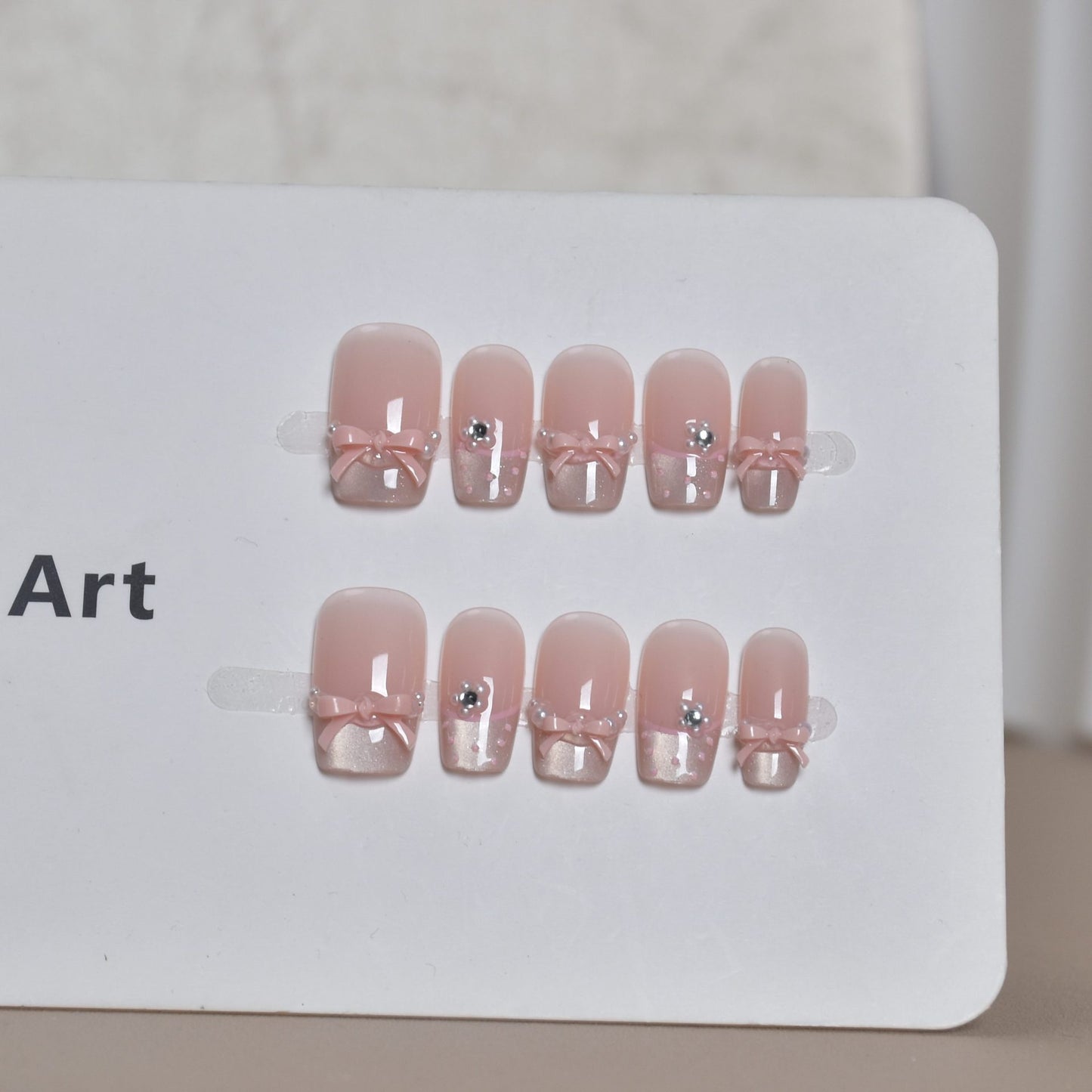 Elegante französische Spitze Aufkleber-Nagelkunst mit Schleifenakzenten Brehn