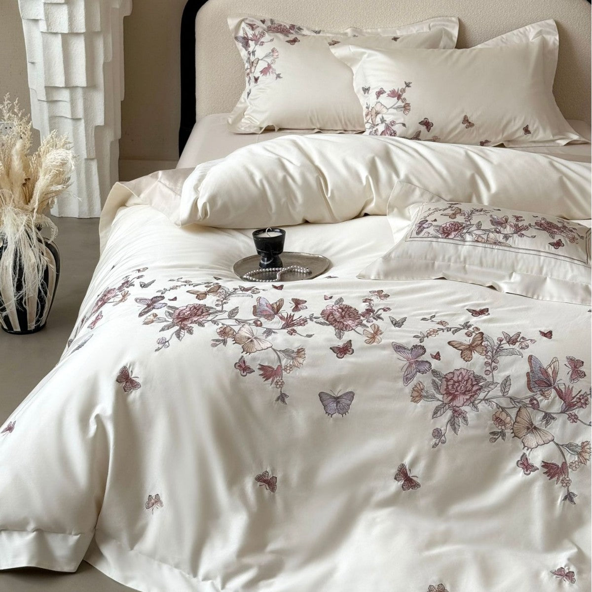 Luxuriöse Baumwollsatin-Bettwäschegarnitur mit floraler Stickerei und Schmetterlingsmotiv