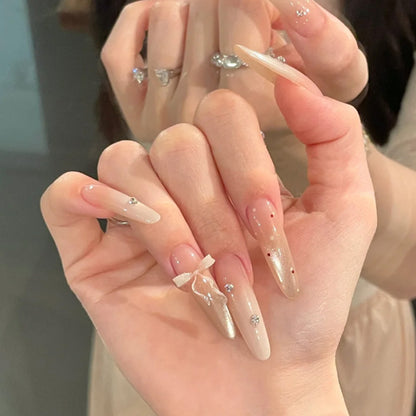 Elegante Stiletto Press-On Nägel mit dekorativem Bogen und Strassakzenten Brehn