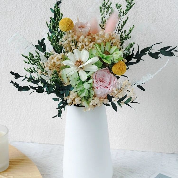 Lebensechte botanische Blumenanordnung