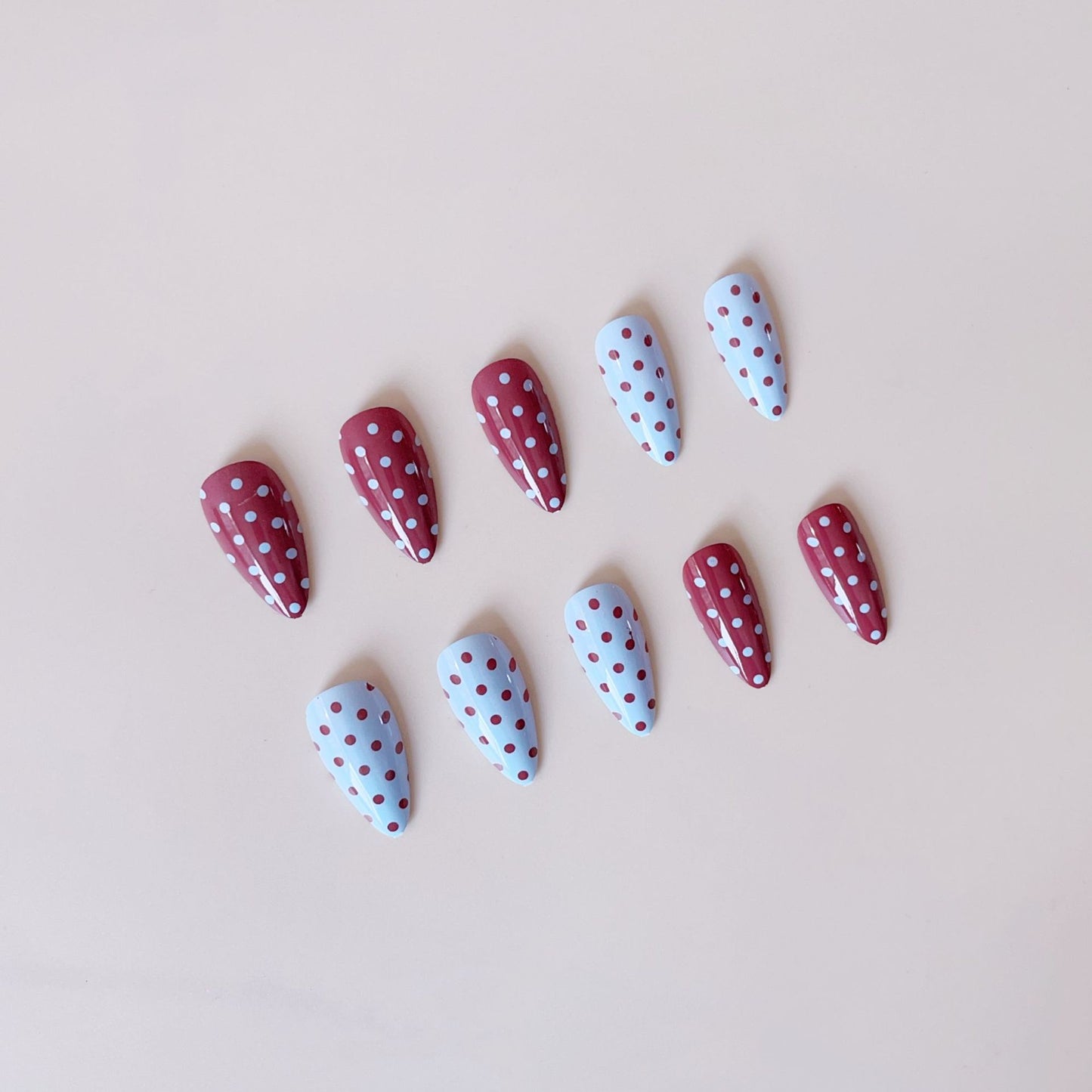Kunstnagelset mit kreativen Retro-Designs Brehn