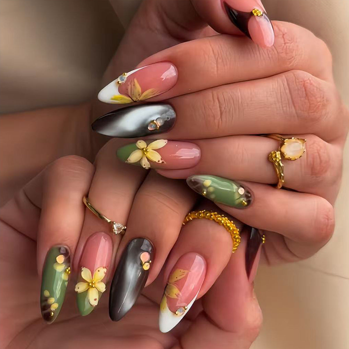 Kunstfingernägel mit Handgefertigten Floralen Motiven Brehn