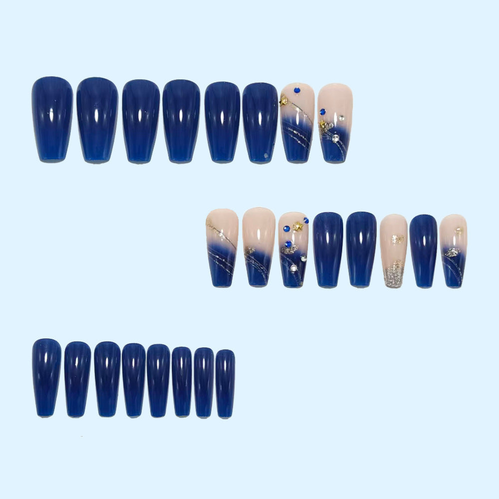 Glamouröse Nagelkunst mit Glitzer- und Blumenakzenten Brehn