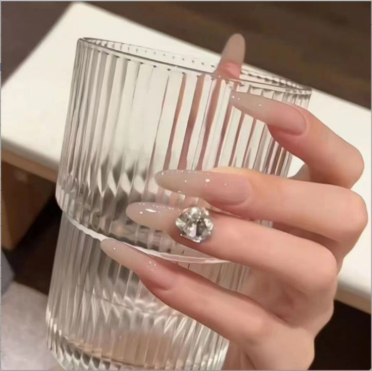 Elegante Kunstnägel mit Glitzer- und Kristallakzenten Brehn