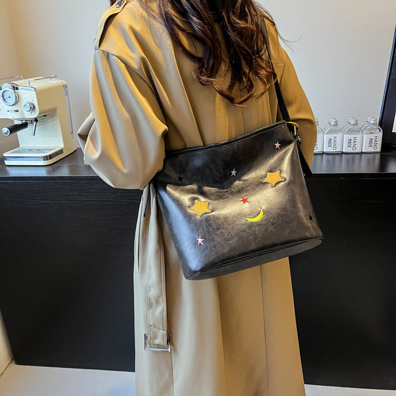 Schultertasche mit Charmanten Applikationen Brehn