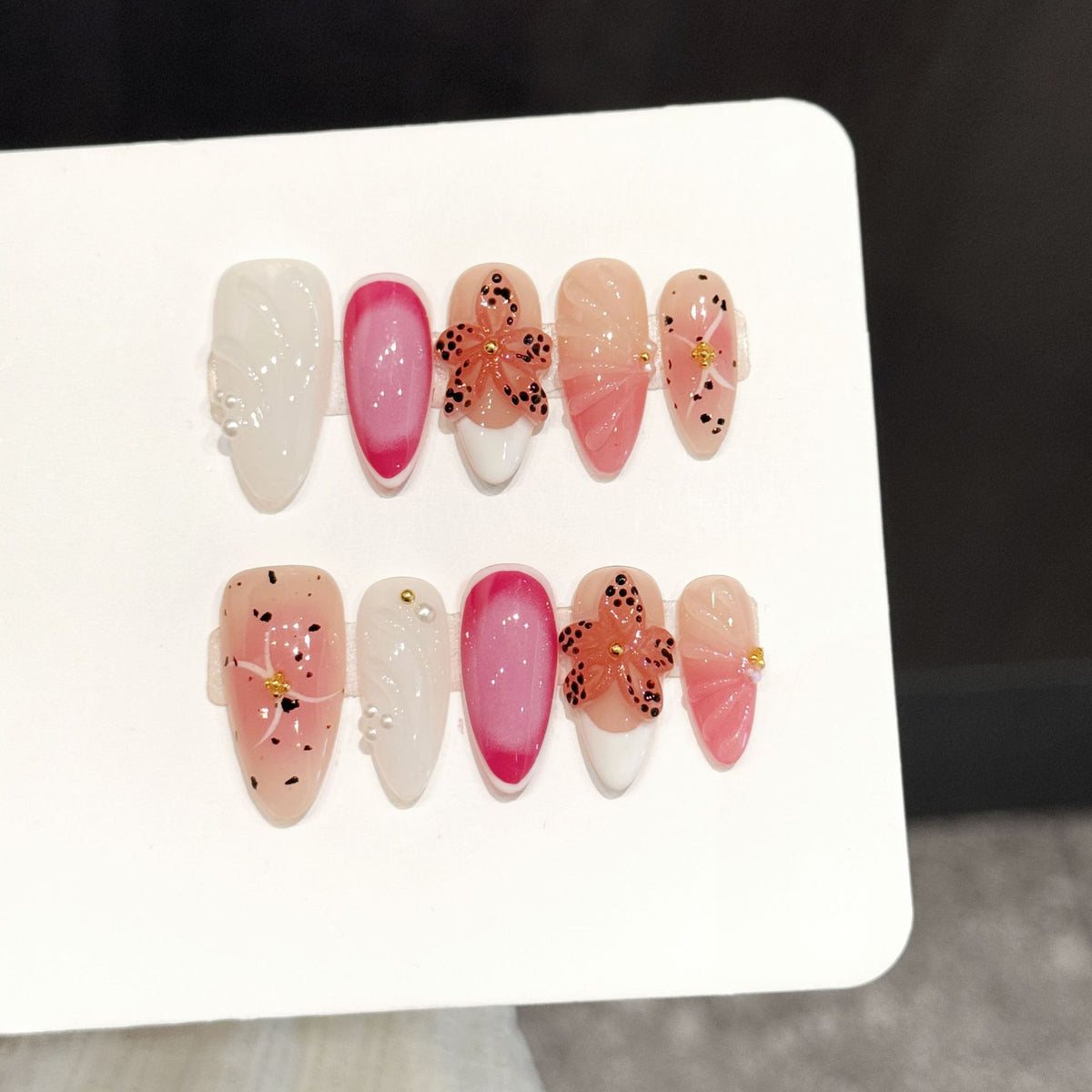 Dekoratives Press-On Nagelkunst-Set mit floralen und verspielten Designs