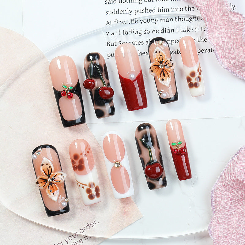 Kreatives Kunstnagelset mit floralen und fruchtigen Akzenten Brehn