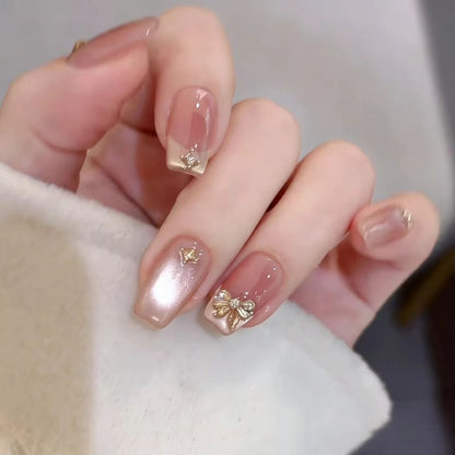 Elegante dekorative Nagelerweiterungen