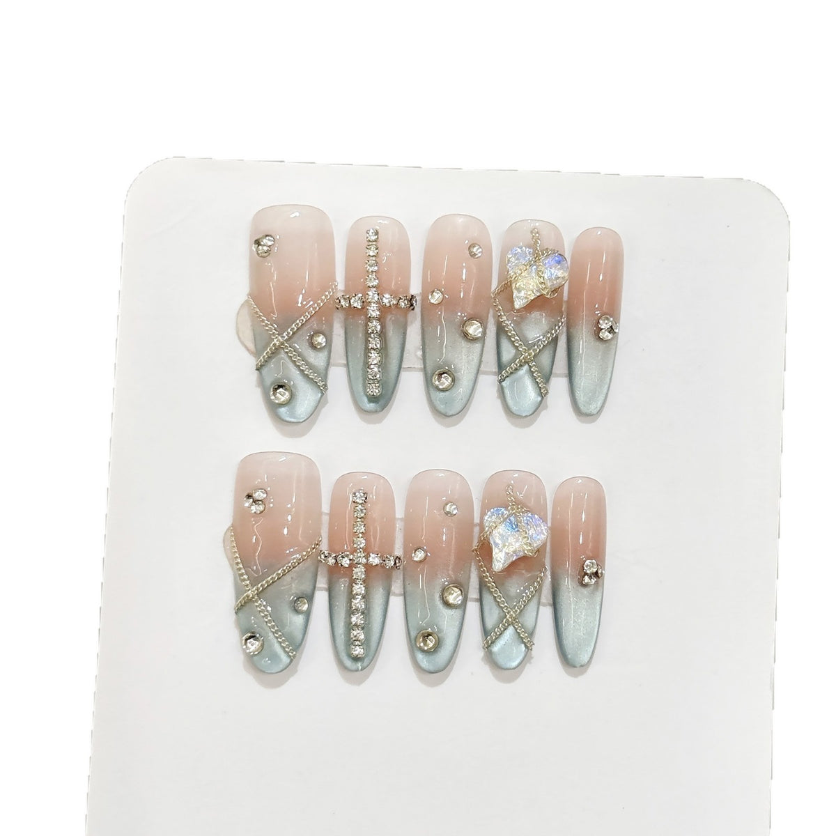 Dekoratives Press-On Nagelkunstset mit eleganten Strassakzenten