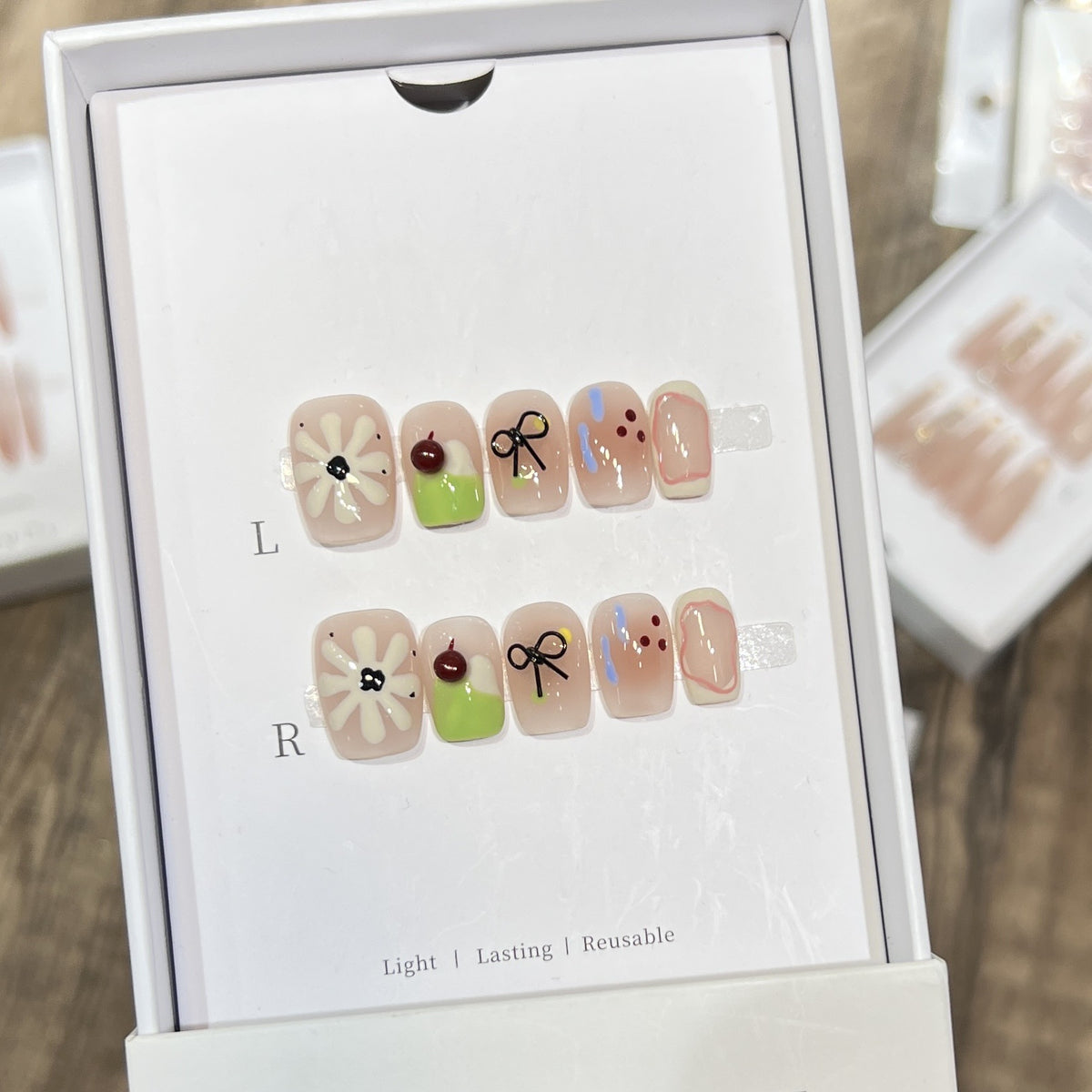 Künstlerisches Florales Press-On Nagelset mit Wiederverwendbarem Design Brehn